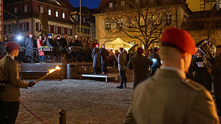 Bundeswehr lädt ein zur Indienststellung und Verleihung des Beinamens 'Mainfranken' an das schwere Logistikbataiollon 467.
Das Heeresmusikkorps Veitshöchheim spielt eine Serenade auf dem Marktplatz in Volkach.