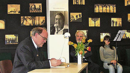 Lebenserinnerungen der Künstlerin Irmingard von Freyberg       -  Ochsenfurt (lire)   Freunde, Weggenossen und Bewunderer der Scherenschnittkunst kamen in die Stadtbibliothek zu einer Lesung aus den Lebenserinnerungen der Irmingard von Freyberg, die unter dem Titel „Von Thespis zu Pan“ veröffentlicht wurden. Anlässlich ihres 100. Geburtstages las der Neffe und Nachlassverwalter Dr. Pangraz Freiherr von Freyberg aus dem Buch seiner Tante. Durch das Programm führte Bürgermeister Peter Wesselowsky, musikalische Begleitung Marie Rabenstein (mehr auf Seite 26).