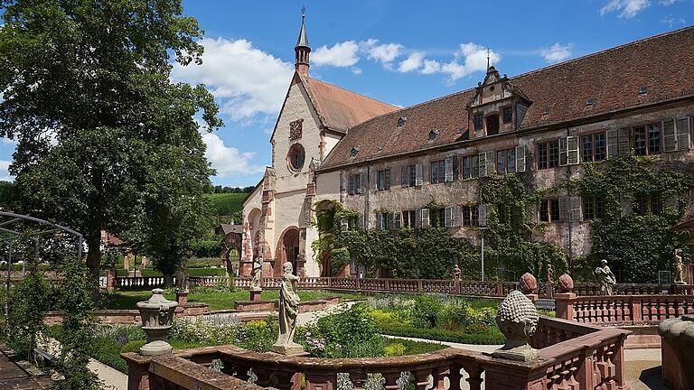 &nbsp;Der Abteigarten mit Klosterkirche in Bronnbach: Hier spielt am Sonntag die Musikkapelle Steinach.