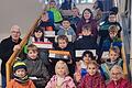 Die Schülerinnen und Schüler der Klasse 2a und Rektor Wolfgang Schmitt bei der Spendenübergabe.