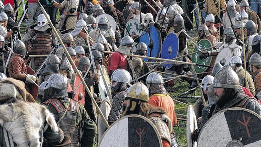 Die Wikinger ziehen in die große Feldschlacht - (pm) Mit rund 360 historischen Darstellern kann die Veranstaltung im Histotainment Park Adventon am Samstag und Sonntag, 12. und 13. Oktober, als größtes Treffen der Frühmittelalter-Szene in ganz Süddeutschland gelten, heißt es in einer Presseerklärung des Veranstalters. Höhepunkt ist die große Feldschlacht, aber auch das weitere Programm kann sich sehen lassen: mit Handwerksvorführungen, Markt, Musik, Tanz und vielem mehr, täglich von 11 bis 19 Uhr. Mit diesem Fest feiert der Park seinen Saisonabschluss. Aus allen Teilen Deutschlands und etlichen Nachbarländern strömen sie zusammen, die Wikinger, Sachsen, Franken, Alemannen und Slawen, die frühmittelalterlichen Geschichtsdarsteller oder kurz „FrühMis“. Sie schlagen ihr Lager im Erlebnismuseum auf der Osterburkener Marienhöhe auf, zeigen altes Handwerk und das Alltagsleben der Zeit vom 8. bis zum 11. Jahrhundert. In ihren farbenfrohen, nach archäologischen Befunden und historischen Erkenntnissen handgefertigten Gewändern, mit ihren Schilden, Helmen, Schwertern, Streitäxten und Speeren bieten sie einen beeindruckenden Anblick. Dass diese rekonstruierten, aber selbstverständlich stumpfen Hieb- und Stichwaffen nicht nur dekorativen Zwecken dienen, das beweisen die kühnen Recken, wenn sie am Nachmittag in der großen Feldschlacht aufeinander losgehen. Unterdessen bringen die Siedler von Adventon die letzte Ernte ein und bereiten die Gärten auf den nahenden Winter vor. Die Wikinger ziehen in die große Feldschlacht - (pm) Mit rund 360 historischen Darstellern kann die Veranstaltung im Histotainment Park Adventon am Samstag und Sonntag, 12. und 13. Oktober, als größtes Treffen der Frühmittelalter-Szene in ganz Süddeutschland gelten, heißt es in einer Presseerklärung des Veranstalters. Höhepunkt ist die große Feldschlacht, aber auch das weitere Programm kann sich sehen lassen: mit Handwerksvorführungen, Markt, Musik, Tanz und vielem mehr, täglich von 11 bis 19 Uhr. Mit diesem Fest feiert der Park seinen Saisonabschluss. Aus allen Teilen Deutschlands und etlichen Nachbarländern strömen sie zusammen, die Wikinger, Sachsen, Franken, Alemannen und Slawen, die frühmittelalterlichen Geschichtsdarsteller oder kurz „FrühMis“. Sie schlagen ihr Lager im Erlebnismuseum auf der Osterburkener Marienhöhe auf, zeigen altes Handwerk und das Alltagsleben der Zeit vom 8. bis zum 11. Jahrhundert. In ihren farbenfrohen, nach archäologischen Befunden und historischen Erkenntnissen handgefertigten Gewändern, mit ihren Schilden, Helmen, Schwertern, Streitäxten und Speeren bieten sie einen beeindruckenden Anblick. Dass diese rekonstruierten, aber selbstverständlich stumpfen Hieb- und Stichwaffen nicht nur dekorativen Zwecken dienen, das beweisen die kühnen Recken, wenn sie am Nachmittag in der großen Feldschlacht aufeinander losgehen. Unterdessen bringen die Siedler von Adventon die letzte Ernte ein und bereiten die Gärten auf den nahenden Winter vor.