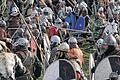 Die Wikinger ziehen in die große Feldschlacht       -  (pm)   Mit rund 360 historischen Darstellern kann die Veranstaltung im Histotainment Park Adventon am Samstag und Sonntag, 12. und 13. Oktober, als größtes Treffen der Frühmittelalter-Szene in ganz Süddeutschland gelten, heißt es in einer Presseerklärung des Veranstalters. Höhepunkt ist die große Feldschlacht, aber auch das weitere Programm kann sich sehen lassen: mit Handwerksvorführungen, Markt, Musik, Tanz und vielem mehr, täglich von 11 bis 19 Uhr. Mit diesem Fest feiert der Park seinen Saisonabschluss. Aus allen Teilen Deutschlands und etlichen Nachbarländern strömen sie zusammen, die Wikinger, Sachsen, Franken, Alemannen und Slawen, die frühmittelalterlichen Geschichtsdarsteller oder kurz &bdquo;FrühMis&ldquo;. Sie schlagen ihr Lager im Erlebnismuseum auf der Osterburkener Marienhöhe auf, zeigen altes Handwerk und das Alltagsleben der Zeit vom 8. bis zum 11. Jahrhundert. In ihren farbenfrohen, nach archäologischen Befunden und historischen Erkenntnissen handgefertigten Gewändern, mit ihren Schilden, Helmen, Schwertern, Streitäxten und Speeren bieten sie einen beeindruckenden Anblick. Dass diese rekonstruierten, aber selbstverständlich stumpfen Hieb- und Stichwaffen nicht nur dekorativen Zwecken dienen, das beweisen die kühnen Recken, wenn sie am Nachmittag in der großen Feldschlacht aufeinander losgehen. Unterdessen bringen die Siedler von Adventon die letzte Ernte ein und bereiten die Gärten auf den nahenden Winter vor.