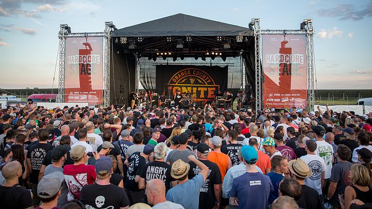 Zu der dritten Auflage des Mission Ready Festival in Giebelstadt im vergangenen Jahr kamen rund 5000 Menschen, um bei ausgelassener Stimmung und gutem Wetter Punk-Rock zu feiern. Zu der dritten Auflage des Mission Ready Festival in Giebelstadt im vergangenen Jahr kamen rund 5000 Menschen, um bei ausgelassener Stimmung und gutem Wetter Punk-Rock zu feiern.