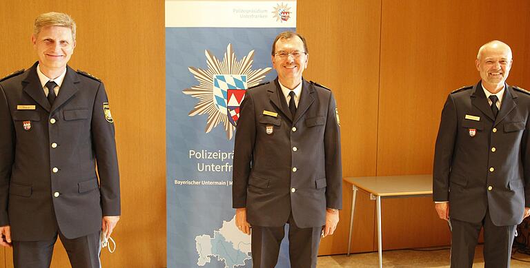Wechsel bei der Polizeiinspektion Schweinfurt: Der neue Leiter Markus Hack (links) wurde von Polizeipräsident Gerhard Kallert (Mitte) in sein Amt eingeführt, sein Vorgänger Joachim Mittelstädt verabschiedet. Wechsel bei der Polizeiinspektion Schweinfurt: Der neue Leiter Markus Hack (links) wurde von Polizeipräsident Gerhard Kallert (Mitte) in sein Amt eingeführt, sein Vorgänger Joachim Mittelstädt verabschiedet.