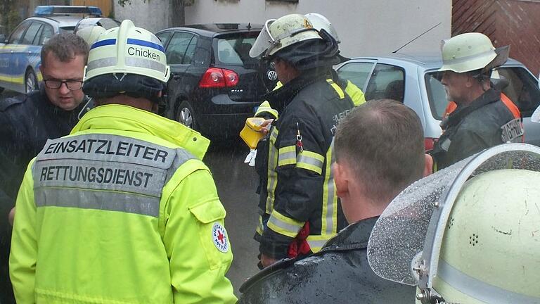 Feuerwehr, Rettungsdienst und Polizei rückten am Sonntag nach Saal aus. Hier wurde ein Gefäß mit der Aufschrift 'Radium-Trinkkur' gefunden.