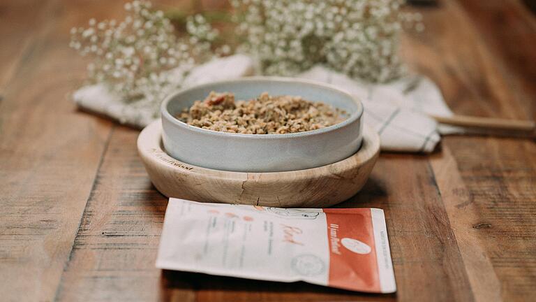Das Tüten-Futter von Wynn Petfood lässt sich binnen weniger Minuten mit Wasser anrühren.&nbsp;
