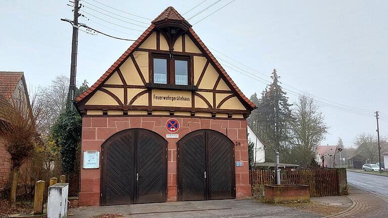 Das aktuelle Feuerwehrgerätehaus in Roden ist zu klein. Manche Ratsmitglieder möchen einen Anbau, andere möchten das ortsbildprägende Gebäude nicht verändern Das aktuelle Feuerwehrgerätehaus in Roden ist zu klein. Manche Ratsmitglieder möchen einen Anbau, andere möchten das ortsbildprägende Gebäude nicht verändern