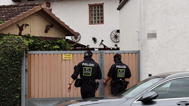 Ermittlungen gegen Rockergruppen - Razzien in Unterfranken       -  Polizisten durchsuchen Gebäude, um einen Streit zwischen Rockern aufzuklären.