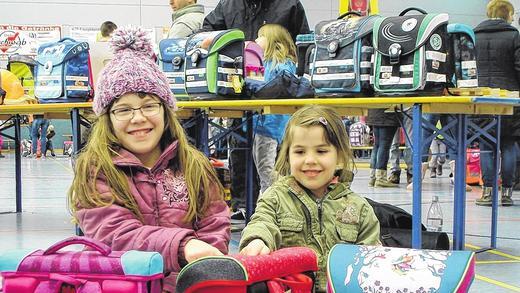 &bdquo;Ranzenalarm&ldquo; in der Hans-Wilhelm-Renkhoff-Halle in Marktheidenfeld: Eine reiche Auswahl an unterschiedlichen Büchertaschen und Schul-Rucksäcken bot die Messe rund um den Ranzen. Die Kinder hatten ihren Spaß, auch wenn angesichts der zahlreichen Modelle die Wahl teilweise nicht leicht fiel.