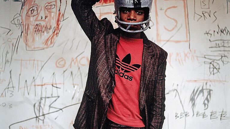 Jean-Michel Basquiat mit Football-Helm Jean-Michel Basquiat mit Football-Helm