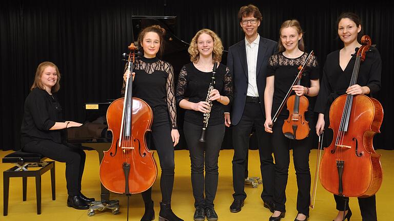Die Musiker (von links): Annika Größlein, Franca Steffan, Lea Vollrath, Kurslehrer Felix Krüger, Judith Weller und Greta App. Die Musiker (von links): Annika Größlein, Franca Steffan, Lea Vollrath, Kurslehrer Felix Krüger, Judith Weller und Greta App.
