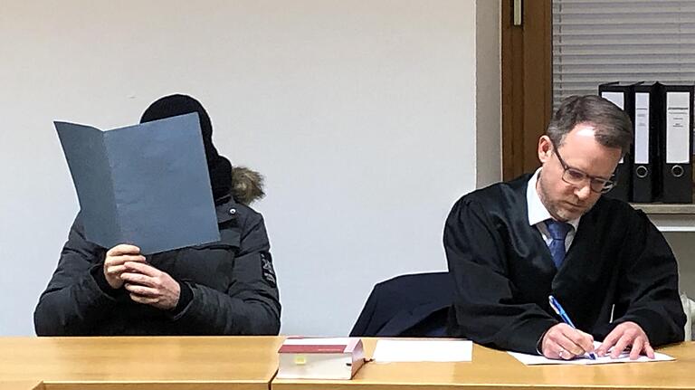 Der 'Lackkratzer' wurde am Freitag vor dem Schweinfurter Landgericht zu einer Haftstrafe verurteilt. Das Bild zeigt den Mann am ersten Verhandlungstag, als er sein Gesicht mit einer Aktenmappe verdeckte. Der 'Lackkratzer' wurde am Freitag vor dem Schweinfurter Landgericht zu einer Haftstrafe verurteilt. Das Bild zeigt den Mann am ersten Verhandlungstag, als er sein Gesicht mit einer Aktenmappe verdeckte.