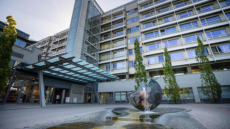 Der Haupteingang des Leopoldina Krankenhauses in Schweinfurt. Derzeit wird ein Verbund mit dem Krankenhaus St. Josef geplant, der bis 2030 unter dem Titel 'Schweinfurter Modell' umgesetzt werden soll. Der Haupteingang des Leopoldina Krankenhauses in Schweinfurt. Derzeit wird ein Verbund mit dem Krankenhaus St. Josef geplant, der bis 2030 unter dem Titel 'Schweinfurter Modell' umgesetzt werden soll.