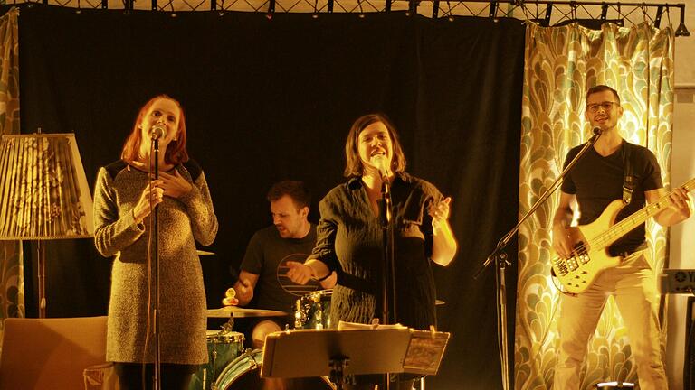 Die Band „Bei die Omma“ prägte in einer Art Wohnzimmer die Veranstaltung musikalisch. - Die Band „Bei die Omma“ prägte in einer Art Wohnzimmer die Veranstaltung musikalisch. Die Band „Bei die Omma“ prägte in einer Art Wohnzimmer die Veranstaltung musikalisch. - Die Band „Bei die Omma“ prägte in einer Art Wohnzimmer die Veranstaltung musikalisch.