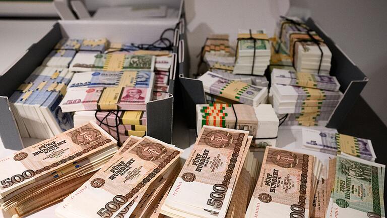 „Zwei zu eins“       -  Sehr kleine Bestände DDR-Geld werden offiziell noch aufgehoben - der Rest ist Geschichte.