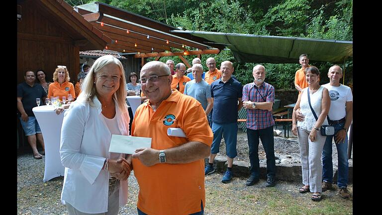 Die Tauberbischofsheimer Bürgermeisterin Anette Schmidt überreichte dem Vorsitzenden der Motorrad-Fahrer-Vereinigung, Gerhard Baumann, stellvertretend einen Scheck anlässlich des Vereinsjubiläums. Die Tauberbischofsheimer Bürgermeisterin Anette Schmidt überreichte dem Vorsitzenden der Motorrad-Fahrer-Vereinigung, Gerhard Baumann, stellvertretend einen Scheck anlässlich des Vereinsjubiläums.