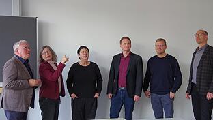 Sie besichtigen die neuen Räumlichkeiten: (von links) Thomas Leiner, Karin Maywald, Birgit Winzek, Nico Rogge als Bürgermeister von Oerlenbach (25 Jahre), Geschäftsführer Thomas Burkard und Schatzmeister Roland Bitsch.       -  Sie besichtigen die neuen Räumlichkeiten: (von links) Thomas Leiner, Karin Maywald, Birgit Winzek, Nico Rogge als Bürgermeister von Oerlenbach (25 Jahre), Geschäftsführer Thomas Burkard und Schatzmeister Roland Bitsch.
