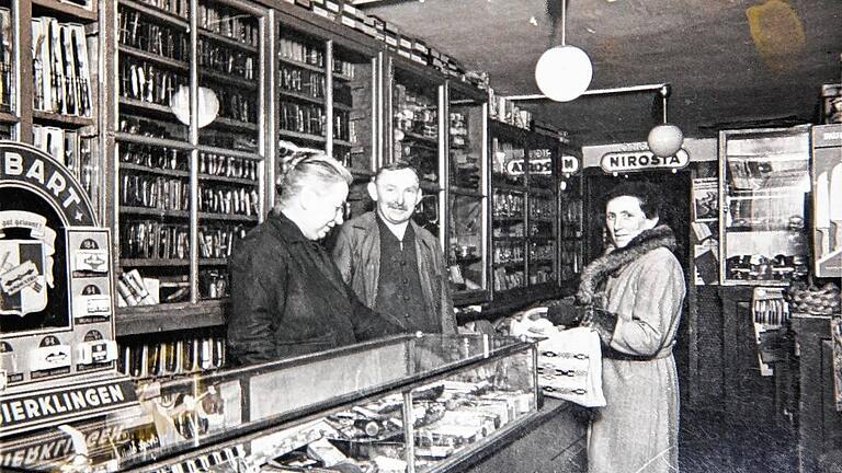 Schon immer ein beliebtes Geschäft in Schweinfurt: Elise und Ludwig Hoffritz (2. Generation) mit einer Kundin im Jahr 1938. Foto: Archiv Bieringer Schon immer ein beliebtes Geschäft in Schweinfurt: Elise und Ludwig Hoffritz (2. Generation) mit einer Kundin im Jahr 1938. Foto: Archiv Bieringer
