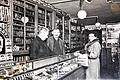 Schon immer ein beliebtes Geschäft in Schweinfurt: Elise und Ludwig Hoffritz (2. Generation) mit einer Kundin im Jahr 1938. Foto: Archiv Bieringer