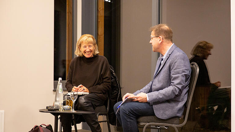 Ines Geipel stellte ihr Buch Umkämpfte Zone vor. Der Nachholtermin vom MainLit-Festival fand im Rottendorfer Gut Wöllried am Montag, 18. Oktober 2021 statt. Im Bild Ines Geipel und Moderator Torsten Schleicher.