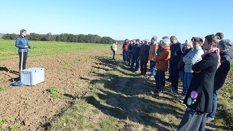 Kathrin Schneider stellt den Besuchern am Dümmersberg die Bedeutung des Zwischenfruchtanbaus für den Erosionsschutz vor. Kathrin Schneider stellt den Besuchern am Dümmersberg die Bedeutung des Zwischenfruchtanbaus für den Erosionsschutz vor.