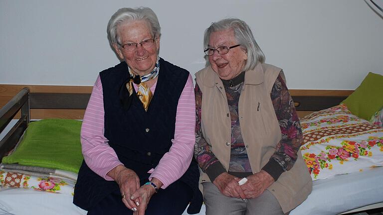 Im Seniorenheim Haus Fuchsenmühle sind die 94-jährige Theresia Schmutzler und die 93-jährige Regina Ruchser zu besten Freundinnen geworden. Ihr Zuhause wollen sie auf keinen Fall verlassen.&nbsp;