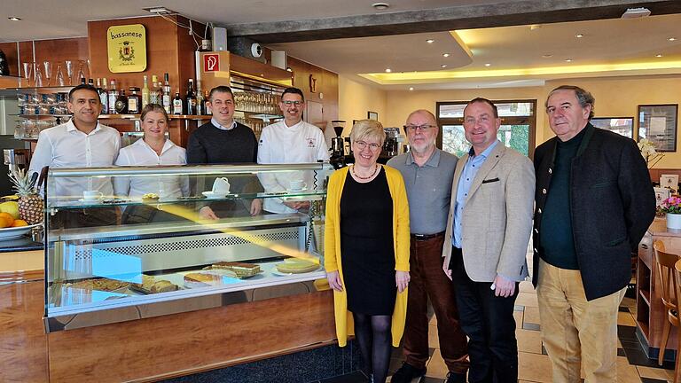 Neueröffnung des Eiscafé Bassanese in Grafenrheinfeld: (im Bild von links) Leonardo Domingos (Mitarbeiter), Fernanda Gubert (Mitarbeiterin), Marco Tonin (Inhaber Bassanese Gruppe), Paolo Gheno (Eismeister), Gudrun und Robert Endres (Vorbesitzer), Christian Keller (Bürgermeister) und Gabriele Tonin (Gründer Bassanese Gruppe).&nbsp;