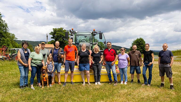 Die gesamte Mannschaft der Rehkitz-Rettung in Oberweißenbrunn. Von links: Angelika Plendl, Christine und Joachim Prüller mit Hund Anton und Enkelin Lara, Fabian Prüller, Jan Zachmann, Christine Schmitt, Hanna Schmitt, Wolfgang Reulbach, Tanja Vorndran, Joachim Schmitt, Simone Kleinheinz und Sigmund Zachmann. Es fehlen Thomas Schäfer und Ella Schmitt. Die gesamte Mannschaft der Rehkitz-Rettung in Oberweißenbrunn. Von links: Angelika Plendl, Christine und Joachim Prüller mit Hund Anton und Enkelin Lara, Fabian Prüller, Jan Zachmann, Christine Schmitt, Hanna Schmitt, Wolfgang Reulbach, Tanja Vorndran, Joachim Schmitt, Simone Kleinheinz und Sigmund Zachmann. Es fehlen Thomas Schäfer und Ella Schmitt.