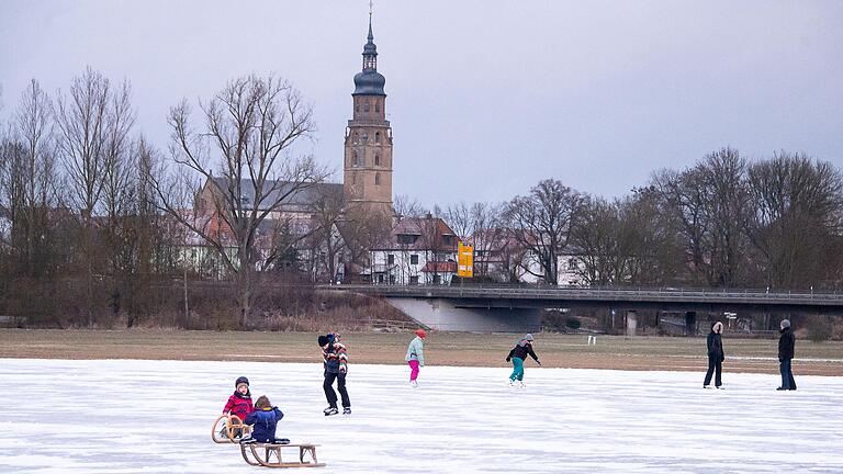 Eislauf-Spaß am Ziegelhüttenweg in Bad Königshofen. Eislauf-Spaß am Ziegelhüttenweg in Bad Königshofen.
