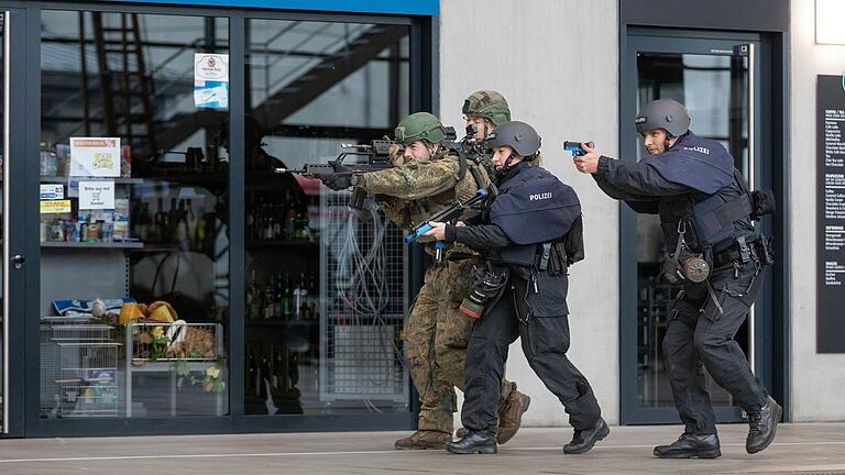 Eine gemeinsame Gruppe von Polizei und Bundeswehr wehrte im fiktiven Szenario einen terroristischen Angriff auf eine Klinik ab. Eine gemeinsame Gruppe von Polizei und Bundeswehr wehrte im fiktiven Szenario einen terroristischen Angriff auf eine Klinik ab.