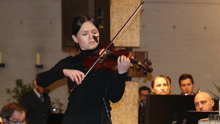 Die Filmmusik aus „Schindlers Liste“ war ein Teil des Benefizkonzertes. Unser Foto zeigt Solistin Anastasia Mishula an der Geige.       -  Die Filmmusik aus „Schindlers Liste“ war ein Teil des Benefizkonzertes. Unser Foto zeigt Solistin Anastasia Mishula an der Geige.