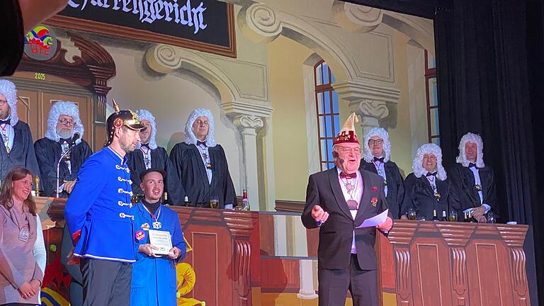 Elferratssitzung des BTC Garitz 2025 - FVF-Vertreter Klaus Mültner (rechts) überreichte an Zeremonienmeister Matthias Scheit (links) den Till von Franken in Silber, die höchste Auszeichnung des Verbandes. Elferratssitzung des BTC Garitz 2025 - FVF-Vertreter Klaus Mültner (rechts) überreichte an Zeremonienmeister Matthias Scheit (links) den Till von Franken in Silber, die höchste Auszeichnung des Verbandes.