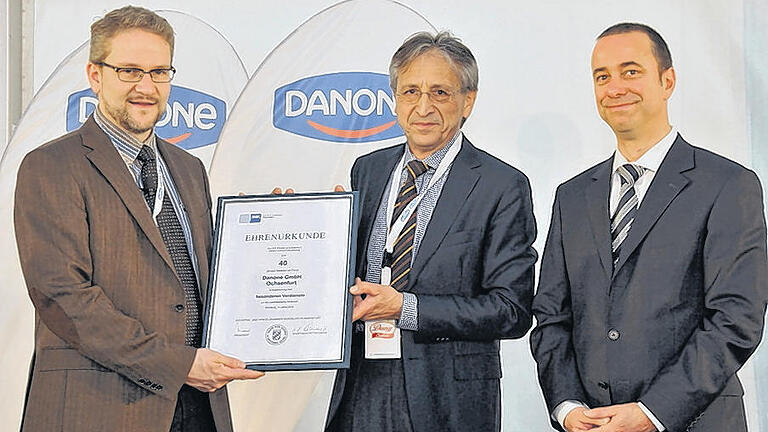 Ausgezeichnet: Der stellvertretende IHK-Hauptgeschäftsführer Rudolf Trunk (Mitte) überreicht die IHK-Ehrenurkunde an Werkleiter Johannes Kogut und den Geschäftsführer von Danone Deutschland, Andreas Obermayr.