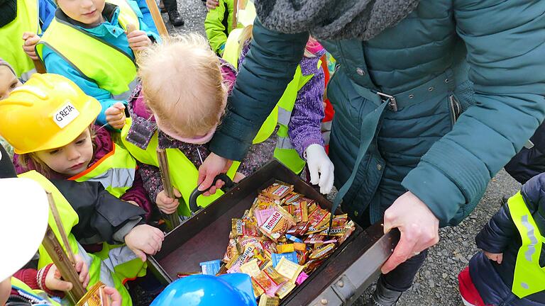 Als besondere Überraschung fanden die Kindergartenkinder im Sand noch eine &quot;Schatzkiste&quot; mit Leckereien als Belohnung für ihre Arbeit.