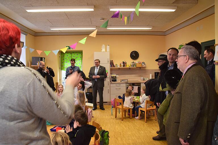 Kindergartenleiterin Silke Yarbrough Holz (links) gab den Kindern den Einsatz. Kindergartenleiterin Silke Yarbrough Holz (links) gab den Kindern den Einsatz.