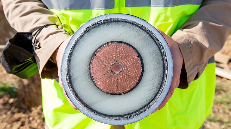 Gut handbreit und schwer: Ein Meter SuedLink-Kabel wiegt nach Angaben von TransnetBW rund 80 Kilogramm. Gut handbreit und schwer: Ein Meter SuedLink-Kabel wiegt nach Angaben von TransnetBW rund 80 Kilogramm.