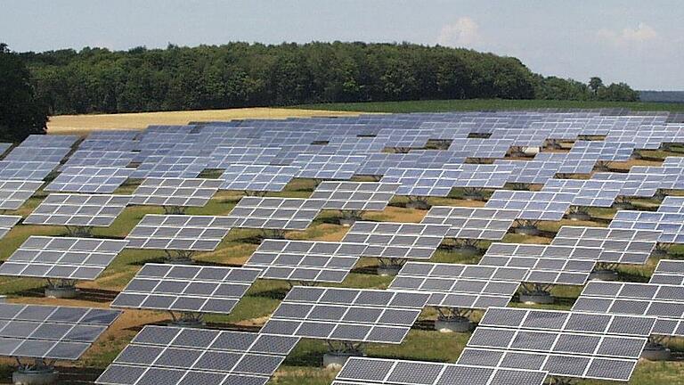 Fast ein Viertel des Gesamtstromverbrauchs im Landkreis wurde im Jahr 2020 schon von heimischen Photovoltaik-Anlagen produziert. Im Bild ist der Solarpark Erlasee der Solon AG bei Arnstein. Fast ein Viertel des Gesamtstromverbrauchs im Landkreis wurde im Jahr 2020 schon von heimischen Photovoltaik-Anlagen produziert. Im Bild ist der Solarpark Erlasee der Solon AG bei Arnstein.