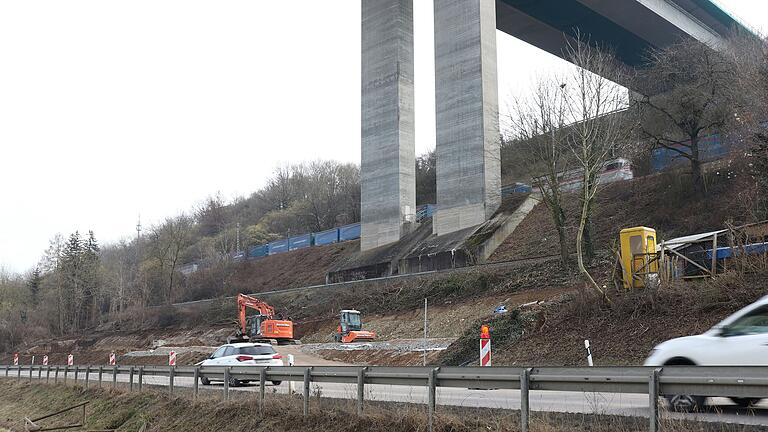 Die aktuellen Arbeiten an der Autobahnbrücke bei Marktbreit dienen schon dem Abriss des Bauwerks Ende 2025. Die aktuellen Arbeiten an der Autobahnbrücke bei Marktbreit dienen schon dem Abriss des Bauwerks Ende 2025.
