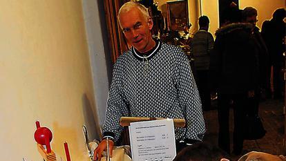 Weihnachtskugeln aus Münnerstadt       -  (riz)   Die Weihnachtskugeln, die Hartmut Hessel am Wochenende verkaufte, verdienen eine Extra-Erwähnung: Sie stammen vermutlich aus den 50er oder 60er Jahren und wurden in Münnerstadt hergestellt. Hessel hat sie erst vor ein paar Wochen bei Umbauarbeiten in seinem Haus gefunden. Einer der Kartons trug einen Aufkleber &bdquo;Otto Liebmann Glaswarenfabrik Münnerstadt&ldquo;. Die historischen Kugeln gingen weg wie warme Semmeln.