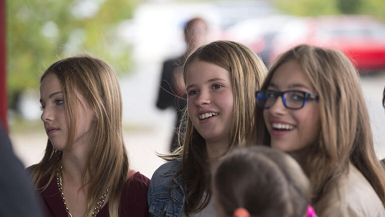 Lola auf der Erbse       -  Die 12-jaehrige Schauspielerin Tabea Hanstein steht am Sonntag (29.08.14) mit Freundinnen und anderen Darstellerinnen vor dem Cineworld Kino im Mainfrankenpark in Dettelbach. Am Sonntag Nachmittag feierte die mainfraenkische Kinderbuchverfilmung Lotta auf der Erbse Premiere im Kino in Dettelbach. Mit dabei waren die Darsteller Antoine Monot jr., Christiane Paul, Tobias Oertel, Olaf Kraetke, Ferhat Keskin, Tabea Hanstein, Peter Fiesele , Regisseur Thomas Heineman) sowie die Auotrin des gleichnamigen Buches Annette Mierswa. Der zu weiten Teilen in Marktsteft (Kreis Kitzingen) gedrehte und mit vielen Llokalen Drastellern besetzte Film handelt von der kleinen Lola, die mit ihrer alleinerziehenden  Mutter auf einem Boot wohnt.