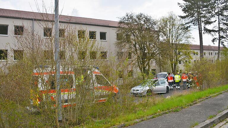 Rettungsdienste, Feuerwehr, Technisches Hilfswerk und Polizei waren am 1. Mai im Hainberg-Areal in Mellrichstadt im Einsatz. Zwei Männer mussten mit einer Kohlenmonoxidvergiftung ins Krankenhaus gebracht werden.