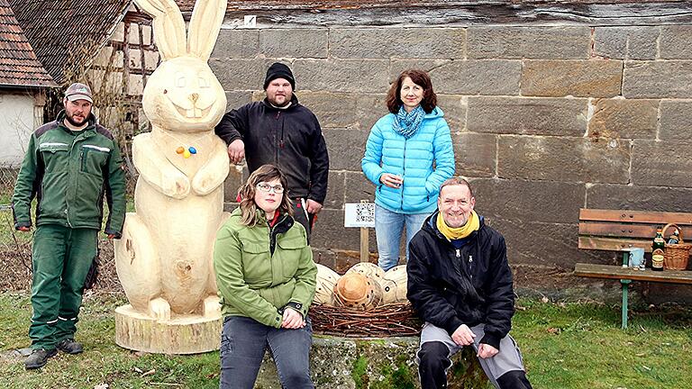 Stolz präsentieren Stefan und Bernd Schmidt (neben dem Osterhasen von links) ihren Hasen aus Pappelholz, der sicher ein Blickfang in der Ortsmitte von Ruppach ist.