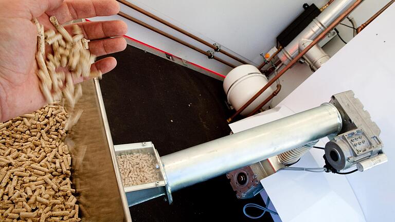 In einer Pelletheizung werden die kleinen, gepressten Holzpellets verbrannt. In modernen Anlagen füllt sich die Heizung automatisch mit Pellets.