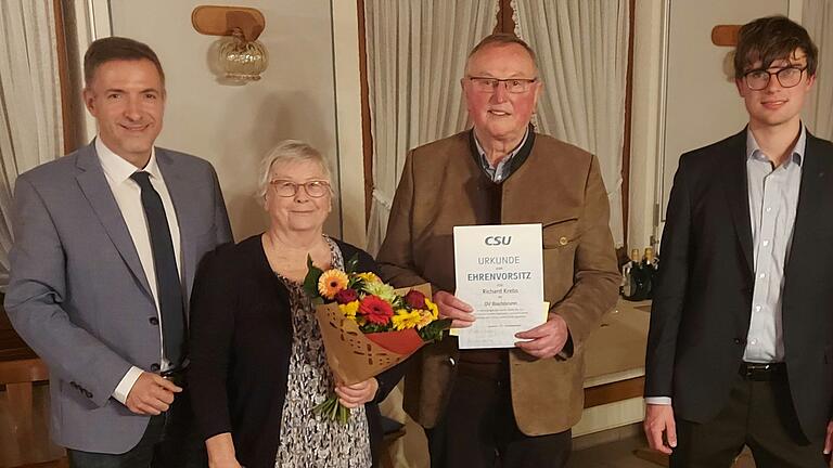 Der neue Ehrenvorsitzenden des CSU-Ortsverbandes, Richard Krebs mit seiner Frau Anna, CSU-Kreisvorsitzender Thorsten Schwab (links) und Ortsvorsitzender Matthias Herbert (rechts)