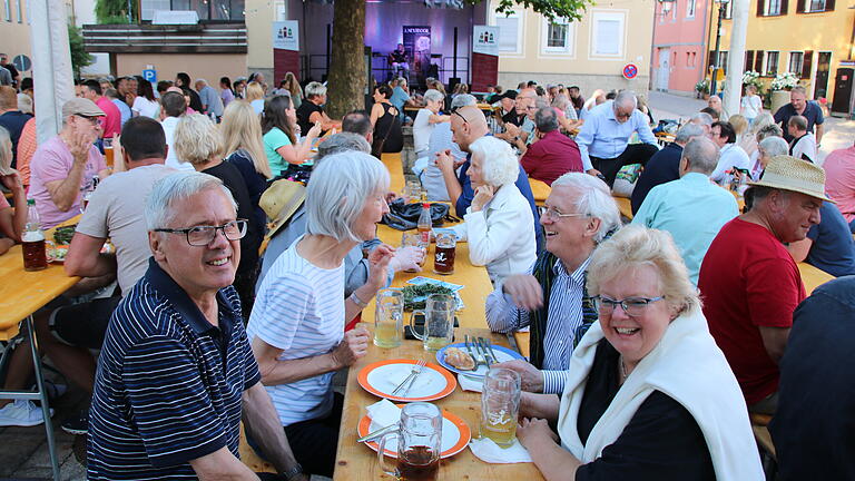 Stadtfest Münnerstadt 2024 - Gespräche, Gelächter, Heiterkeit - eine tolle Stimmung herrschte am Stenayer Platz. Stadtfest Münnerstadt 2024 - Gespräche, Gelächter, Heiterkeit - eine tolle Stimmung herrschte am Stenayer Platz.