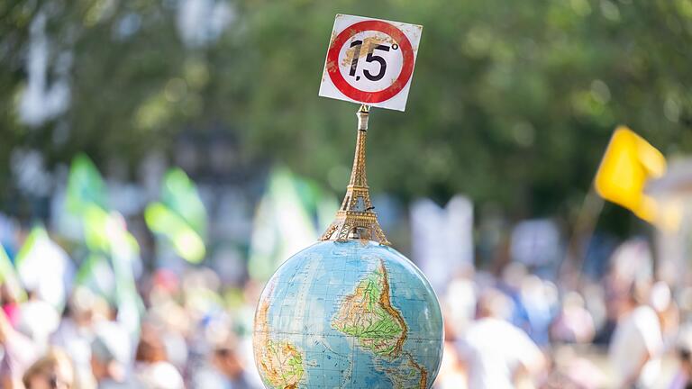 Globaler Klimastreik - Viele Forschende fordern, die globale Erwärmung dringend auf 1,5 Grad zu begrenzen. Globaler Klimastreik - Viele Forschende fordern, die globale Erwärmung dringend auf 1,5 Grad zu begrenzen.