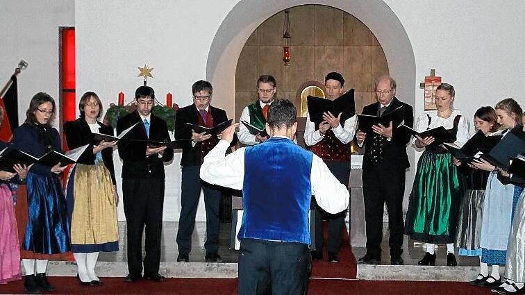 Stimmungsvoll begleitete der südmährische Chor Moravia Cantat seine Gäste in den Advent. Stimmungsvoll begleitete der südmährische Chor Moravia Cantat seine Gäste in den Advent.