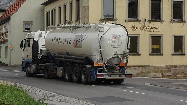 Täglich rollen die Zuckertransporte zwischen dem Werk in Ochsenfurt und den Silos in Zeil. Die Transportunternehmen sind laut Aussage der Südzucker angehalten, die Autobahn zu benutzen. Dennoch quetschen sich immer wieder schwere Lkw mit süßer Ladung durch die an der Landstraße liegenden Ortschaften Oberschwappach, Westheim (Bild) und Knetzgau.