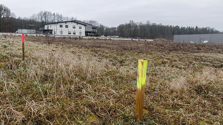 Im Industrie- und Gewerbegebiet Schönauer Weg in Karsbach will die Firma Weimann Nachfolger GmbH auf der "grünen Wiese" einen neuen Agrarstandort errichten. Dabei soll der neue Betrieb besonders der zentralen Erfassung und Lagerung des regionalen Getreideaufkommens dienen, so die Planung. Im Industrie- und Gewerbegebiet Schönauer Weg in Karsbach will die Firma Weimann Nachfolger GmbH auf der "grünen Wiese" einen neuen Agrarstandort errichten. Dabei soll der neue Betrieb besonders der zentralen Erfassung und Lagerung des regionalen Getreideaufkommens dienen, so die Planung.