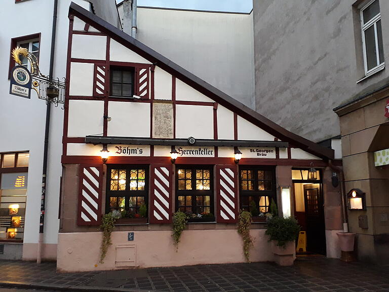 Über 500-jährige Tradition: das Restaurant 'Böhm's Herrenkeller' in der Theatergasse in Nürnberg. Über 500-jährige Tradition: das Restaurant 'Böhm's Herrenkeller' in der Theatergasse in Nürnberg.